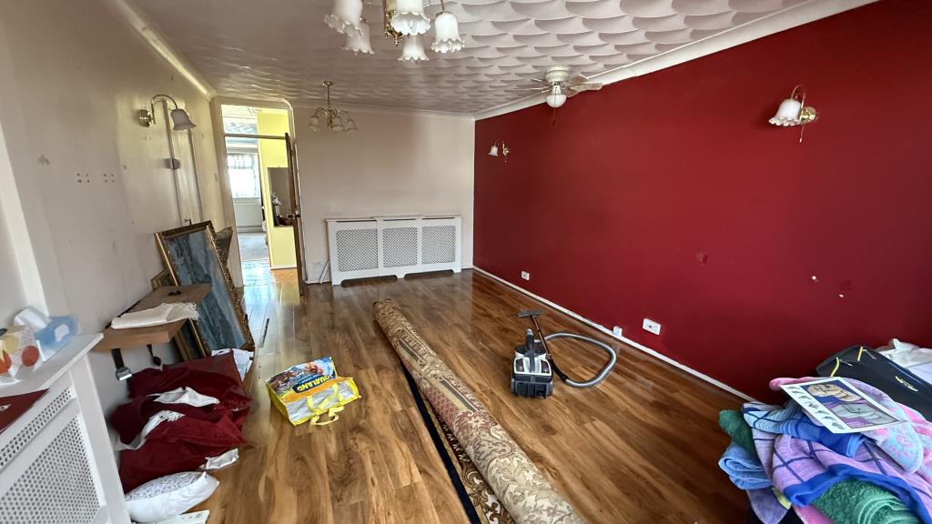 Lot: 140 - SEMI-DETACHED BUNGALOW FOR REFURBISHMENT - Internal image of living area